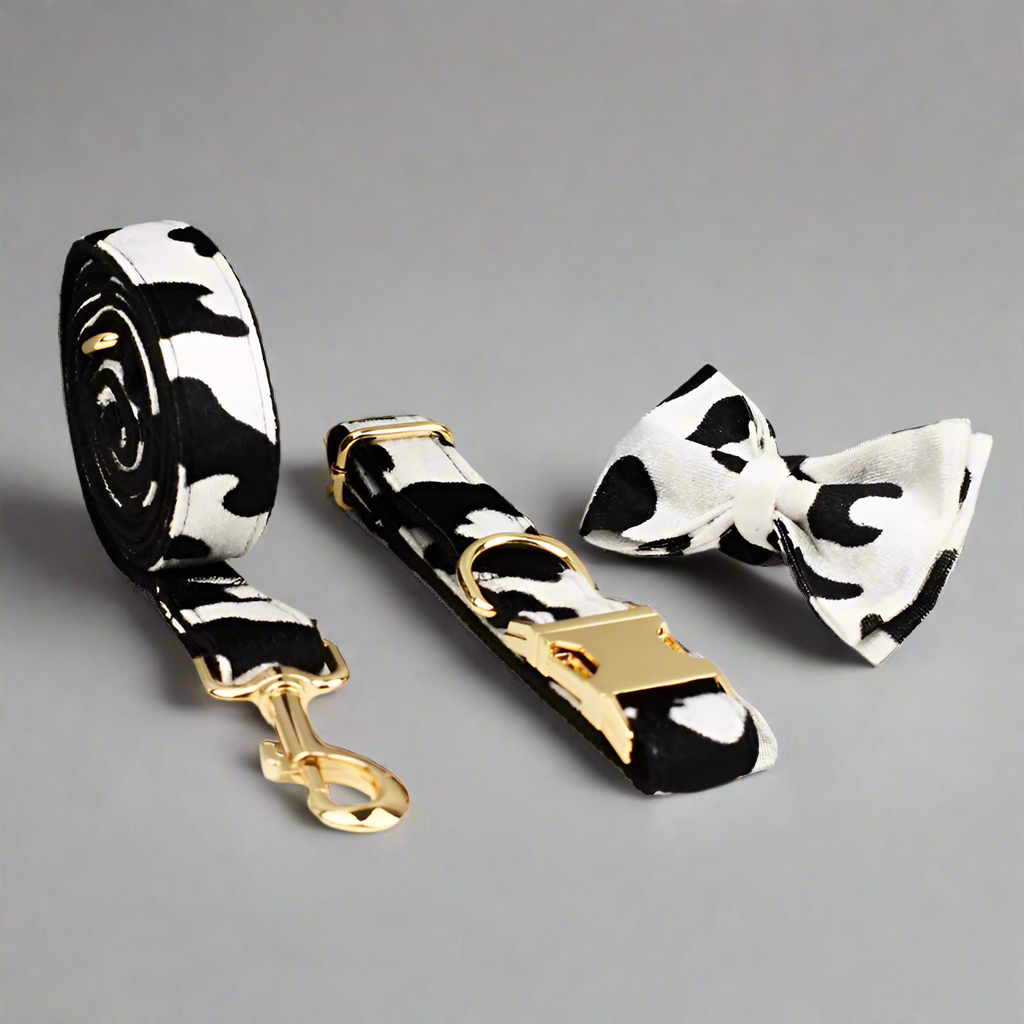 Gepersonaliseerd hondentuigje met koeienprint – halsband, riem, strik, poepzakje en meer