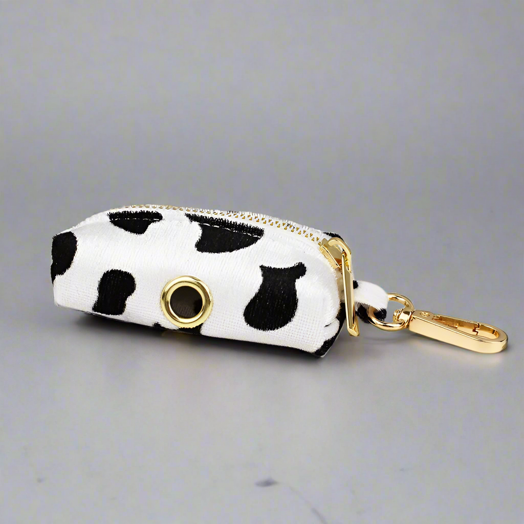 Gepersonaliseerd hondentuigje met koeienprint – halsband, riem, strik, poepzakje en meer