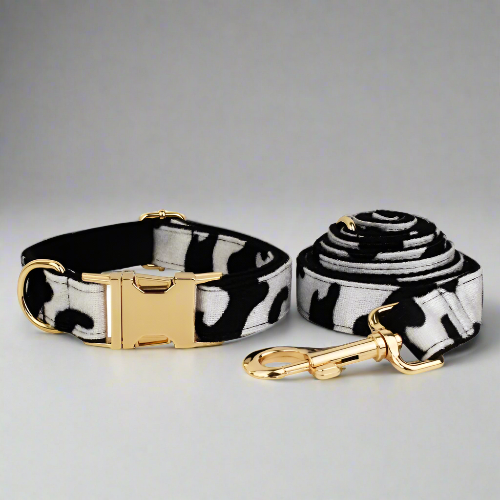 Gepersonaliseerd hondentuigje met koeienprint – halsband, riem, strik, poepzakje en meer