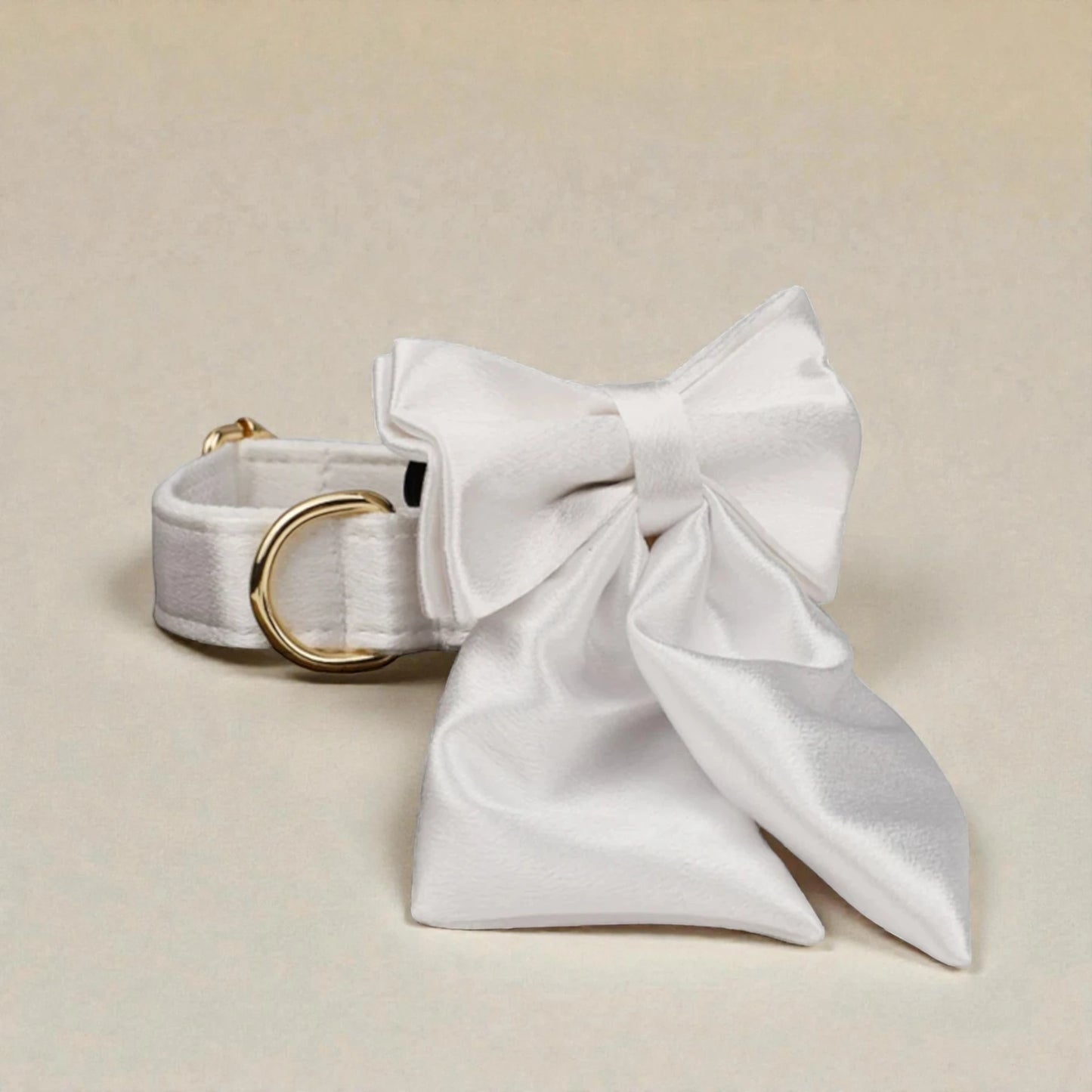 Ever After Ivory – Gepersonaliseerde hondenbruiloftsset met harnas, riem, halsband en strikopties