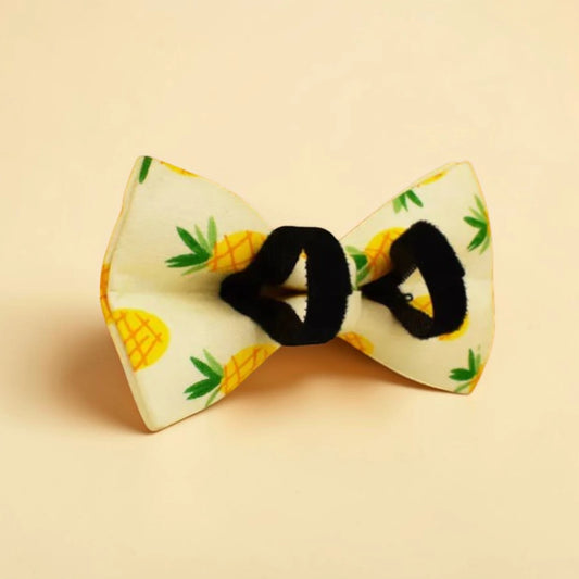 Detachable bow tie with pineapple pattern on a beige background