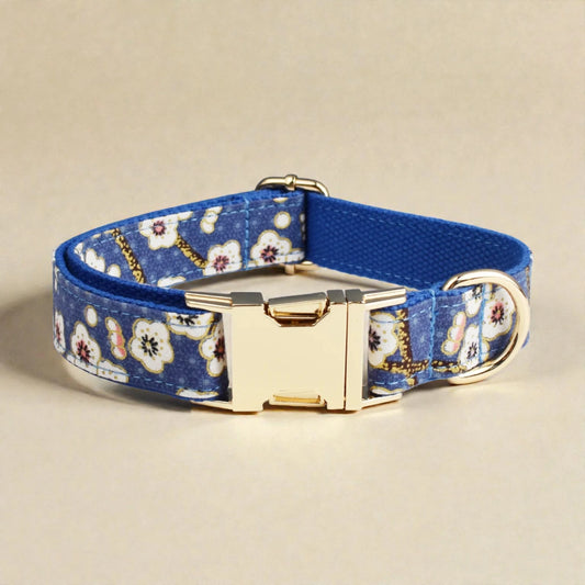 Dog collar with floral pattern and gold buckle on a beige background