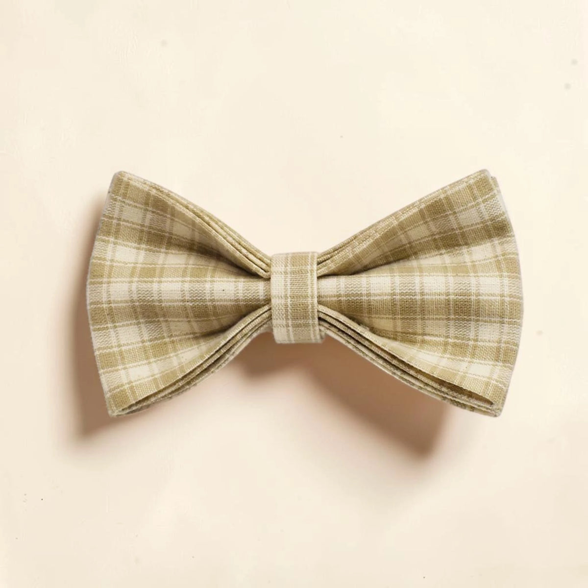 Heritage check dog bow tie in beige.